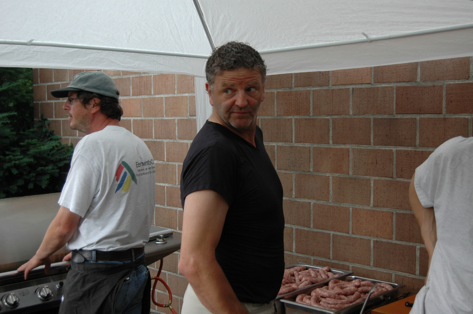 und schon sind die Würste auf dem Grill
