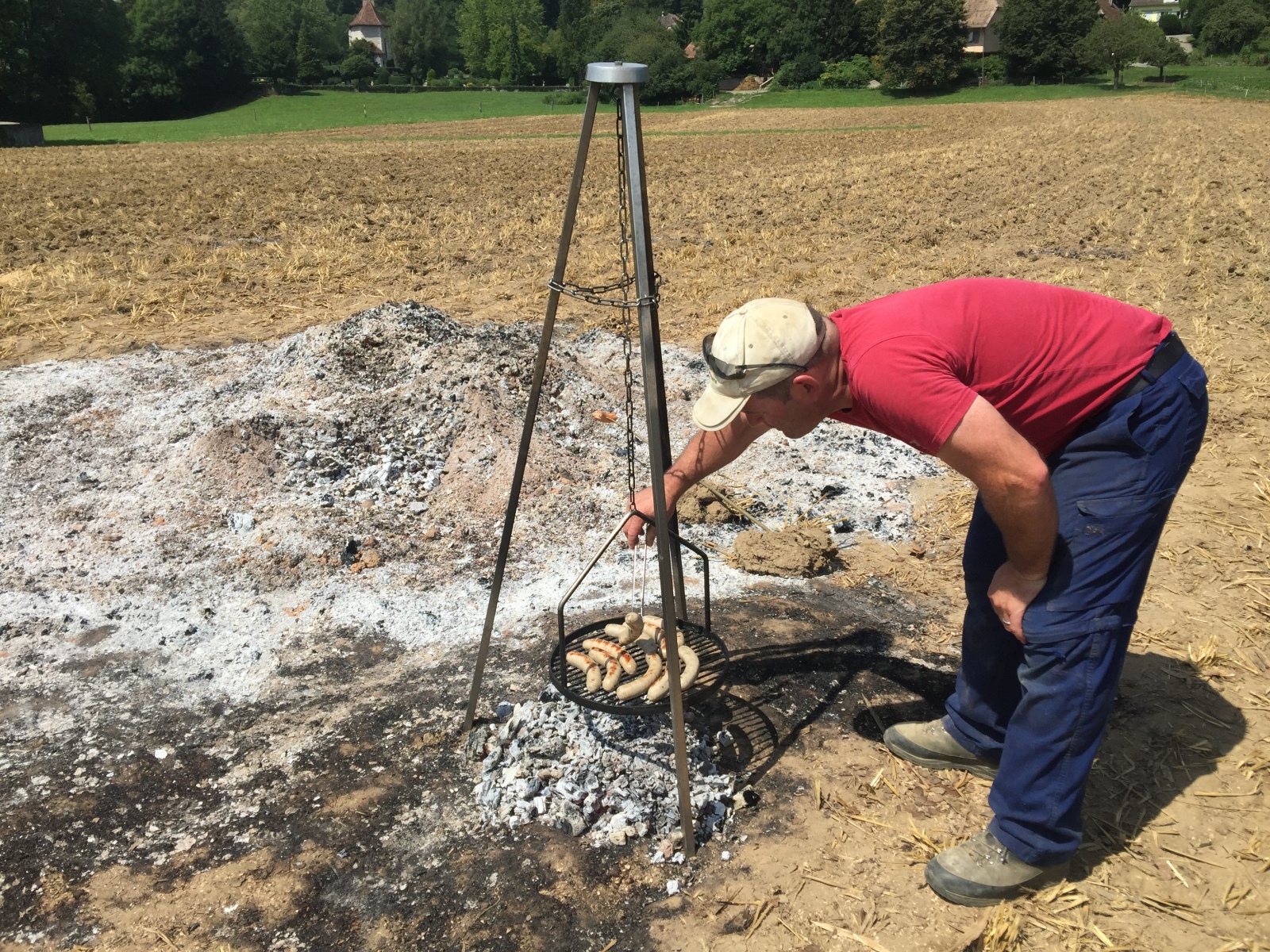 Zum Zmittag ne Wurst auf dem Augustfeuer